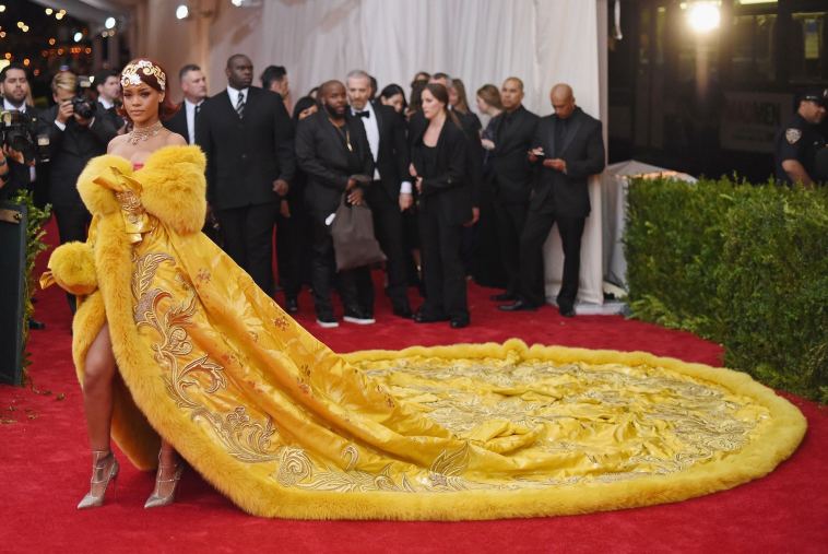 the-roll-up-#209:-rihanna-redefines-cannabis-style