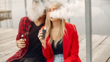 couple vaping