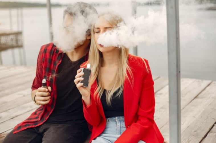 couple vaping